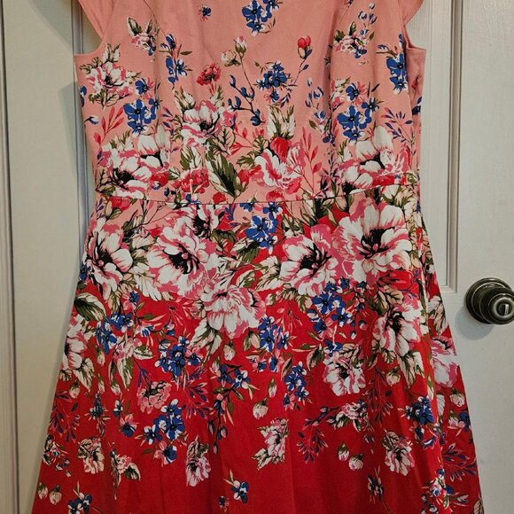 Isaac Mizrahi short sleeve floral dress (S16) scalloped hem, red/pink background - Picture 5 of 6